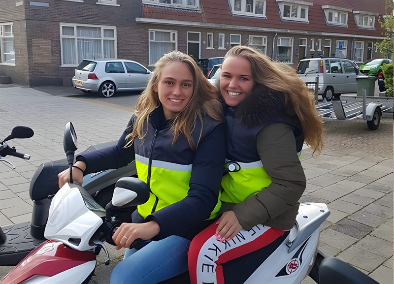 Twee geslaagde leerlingen op de scooter bij Rijschool Animo-Nr.1