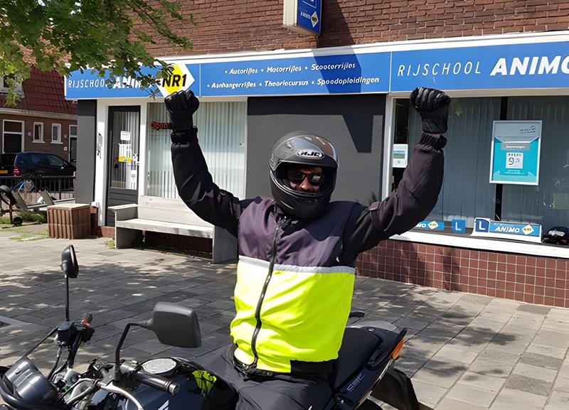 De lesmotoren van Rijschool Animo-Nr.1 op een rij voor de zaak