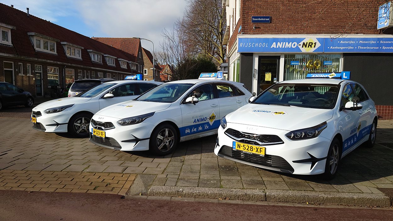 De witte lesauto's van Rijschool Animo-Nr.1 vandaag, op een rij